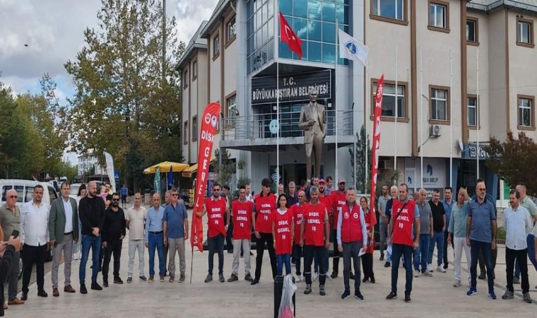 Üç kişinin işine son veren CHPli Büyükkarıştıran Belediyesi işçileri eylem yaptı