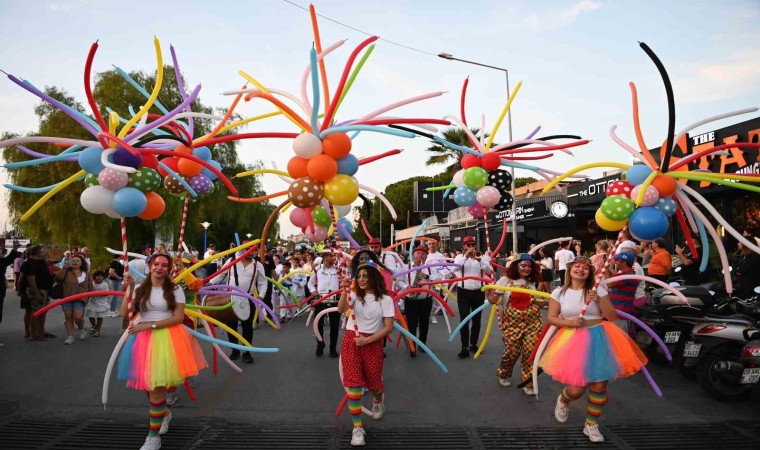 Uluslararası Kuşadası Sokak Festivalinin açılışı Rio karnavalını aratmadı