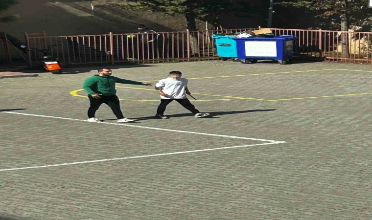 Ümraniyede bıçakla okulu basan öğrenci gözaltına alındı