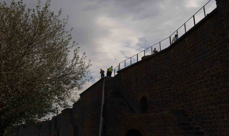 UNESCO listesindeki Diyarbakır Surlarına demir korkuluk takıldı