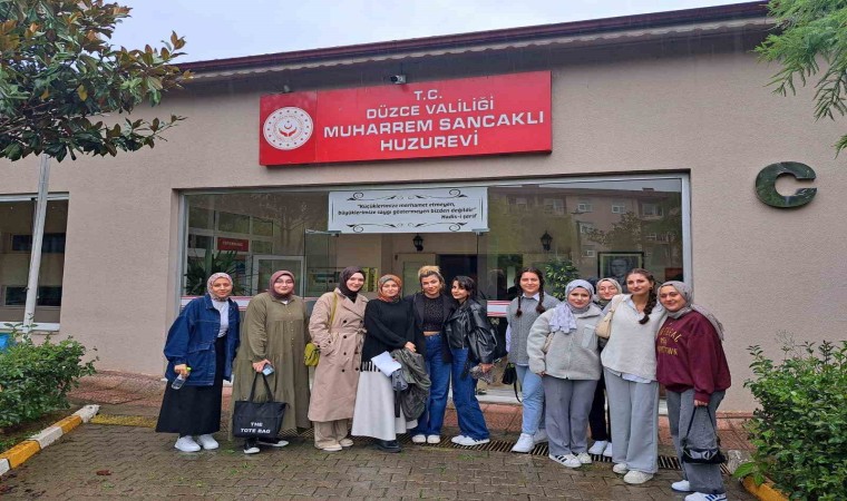 Üniversiteliler huzur evi sakinleriyle eğlenceli anlar geçirdi