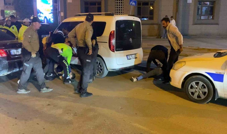 Uygulamadan kaçan alkollü sürücüyü polis havaya ateş açarak yakaladı: O anlar kamerada