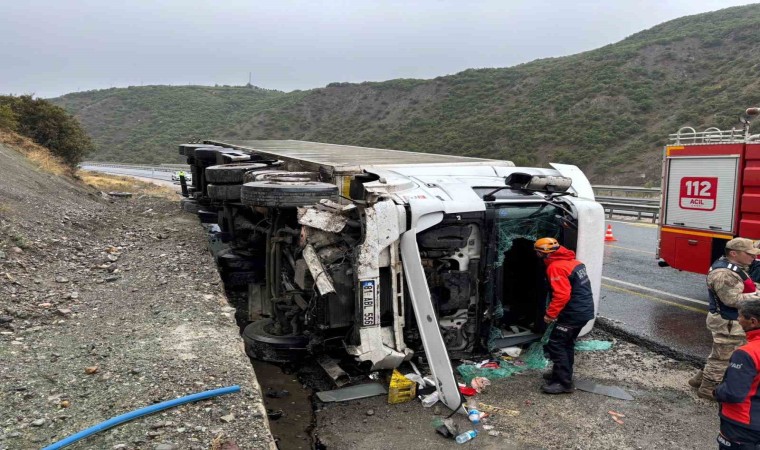 Üzümlüde tır devrildi: 1 yaralı