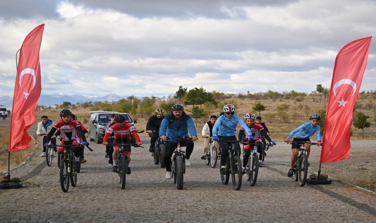 Vali Çiftçi gençlerle pedal çevirdi