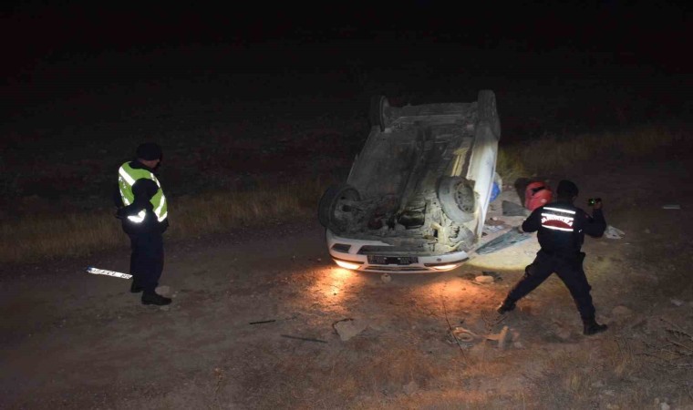 Virajı alamayan otomobil şarampole takla attı: 2 yaralı