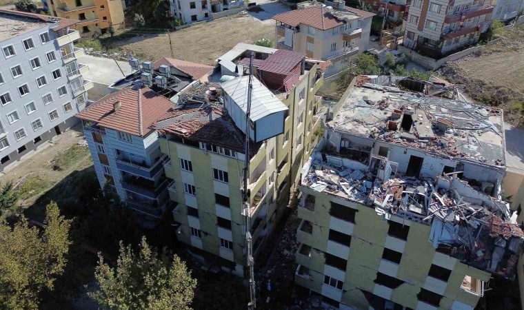 Yılların tutkusu için 40 bin lira harcatarak 5 katlı apartmanın üstüne vinçle konteyner koydurdu