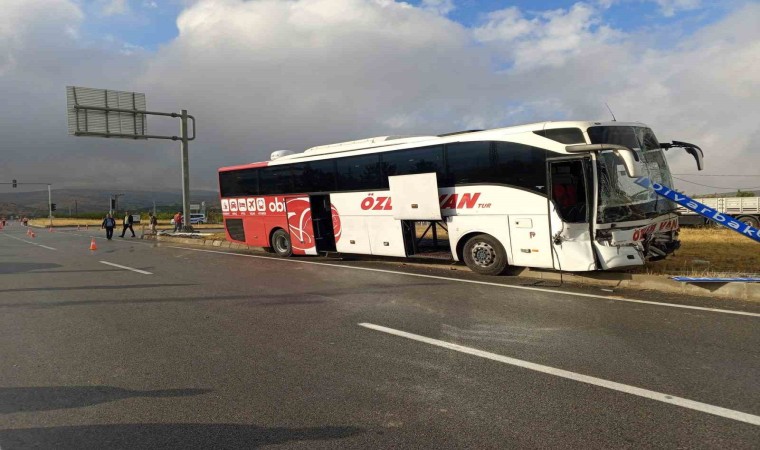 Yolcu otobüsü ile traktör çarpıştı: 1 ölü 1 yaralı