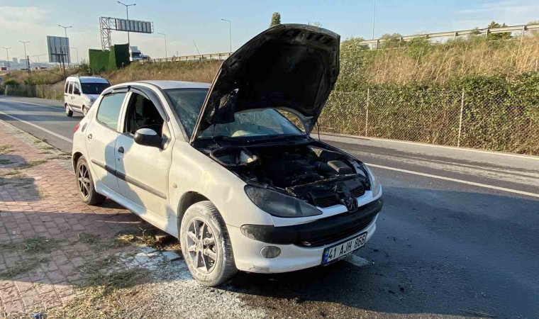 Yoldan geçen mikser aracı yanan otomobili kül olmaktan kurtardı