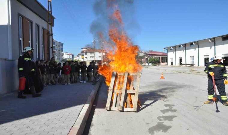 Yozgatta öğrencilere yangına müdahale eğitimi verildi