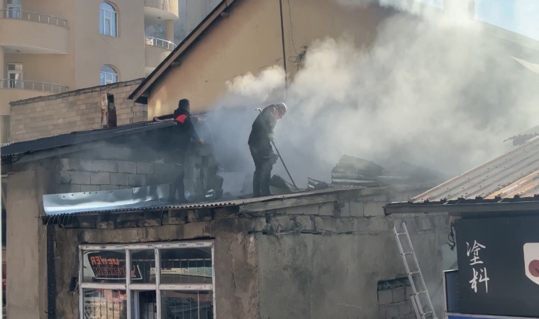 Yüksekovada bir iş yerinde yangın çıktı