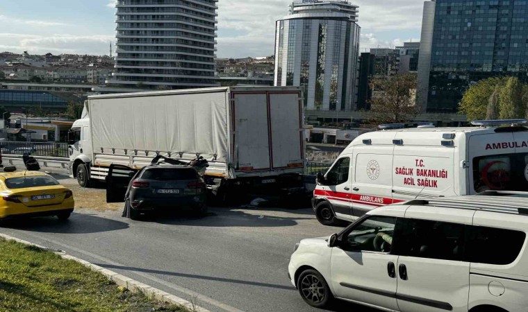 Zeytinburnundaki feci kazada otomobil, park halindeki kamyonete çarptı: 1 ölü