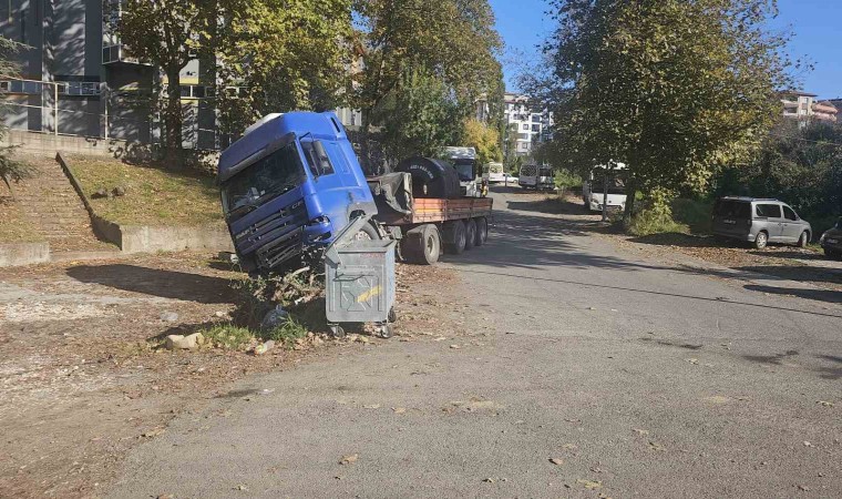 Zonguldak Ereğlide çelik sac yüklü tır yan yattı