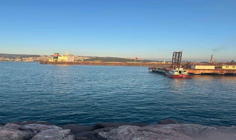 Zonguldakta karaya oturan yük gemisi ekiplerin çalışmalarının ardından limana yüzdürüldü