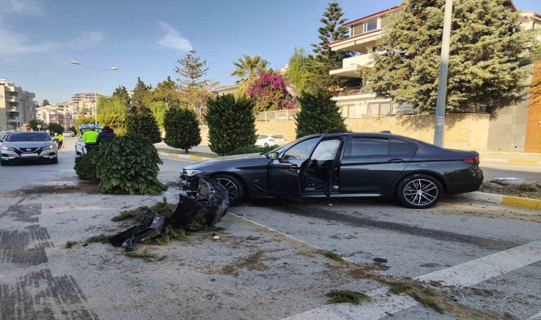 15 yaşındaki sürücünün kullandığı otomobil ağaçlara ve aydınlatma direğine çarptı