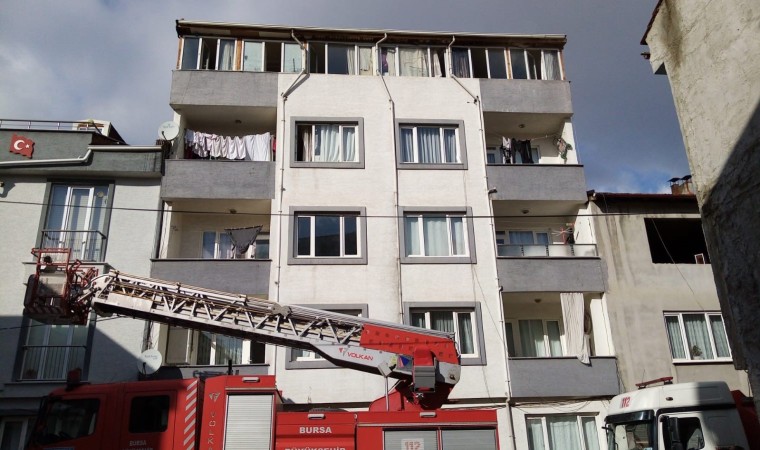 5 katlı apartmanın çatı katında yangın