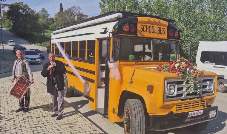 700 bin TL harcadığı hayalindeki School Busı gelin arabası yaptı