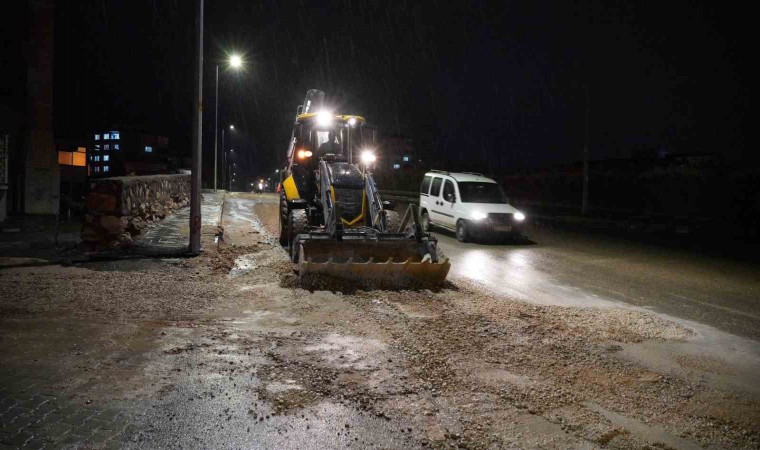 Adıyamanda sokaklardaki çukurların kapatılması devam ediyor