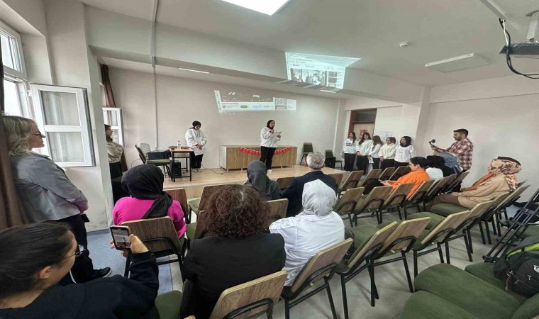 Afyonkarahisar Zübeyde Hanım Kız Meslek Lisesi öğrencilerinden işaret diliyle anlamlı kutlama