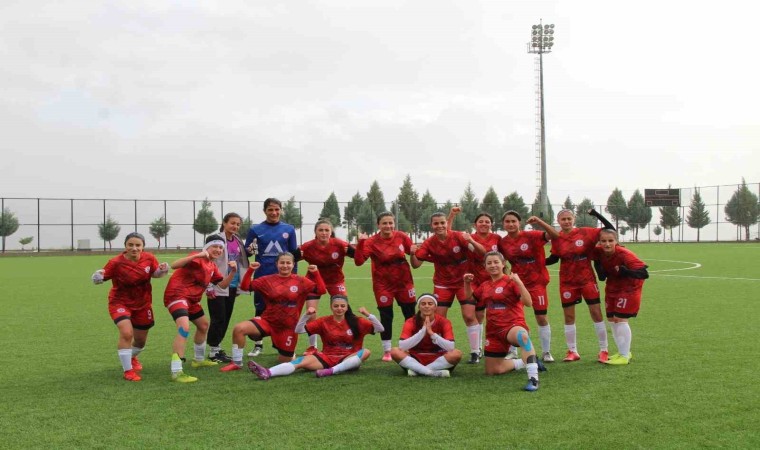 Ağrı Aile ve Sosyal Politikalar, Kahramanmaraşı 4-0 mağlup ederek zirvede kaldı