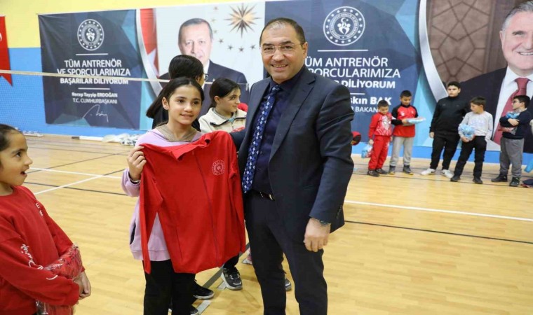 Ağrıda sporculara eşofman takımı desteği sağlandı