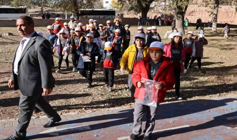 Aksarayda çocuklar meşe palamudu toplamak için yarıştı