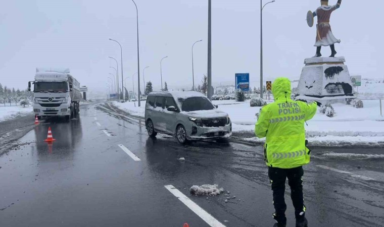 Aksarayda Nevşehir ve Konya karayolları trafiğe kapatıldı