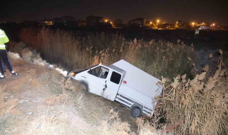 Aksarayda otomobilin çarptığı kamyonet sulama kanalına düştü: 4 yaralı