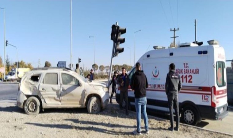 Aksarayda tır ile otomobil çarpıştı: 2 yaralı