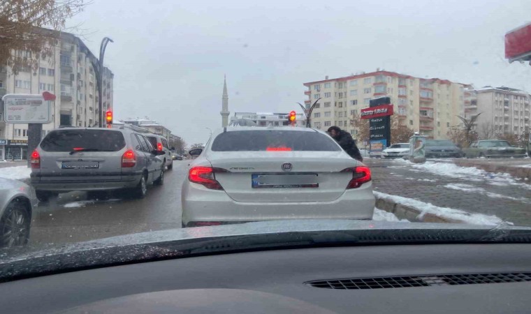 Aksarayda trafik ışıklarında para isteyenler sürücüleri tedirgin ediyor