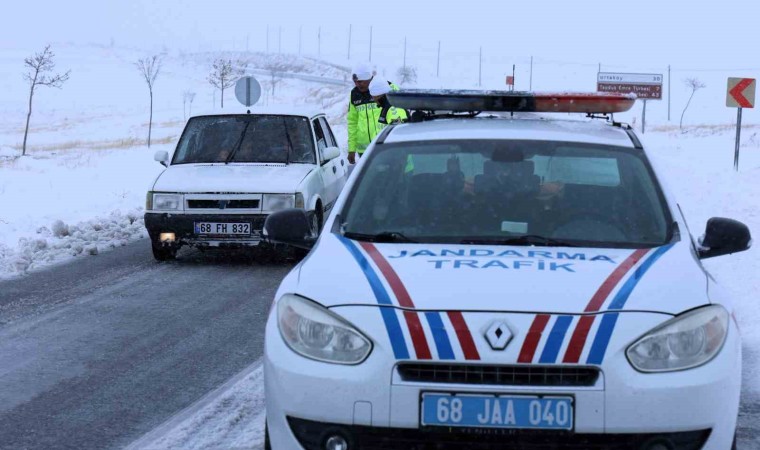 Aksarayda trafik jandarması kar ve güvenlik kontrolünde