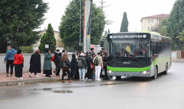 Akyazıda üniversite öğrencilerine ücretsiz ulaşım başladı