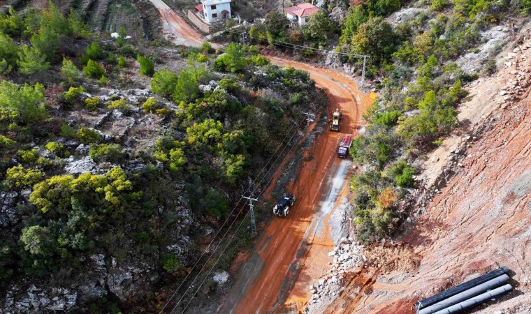 Alanya Belediyesinden yağmurda kapanan yollara anında müdahale