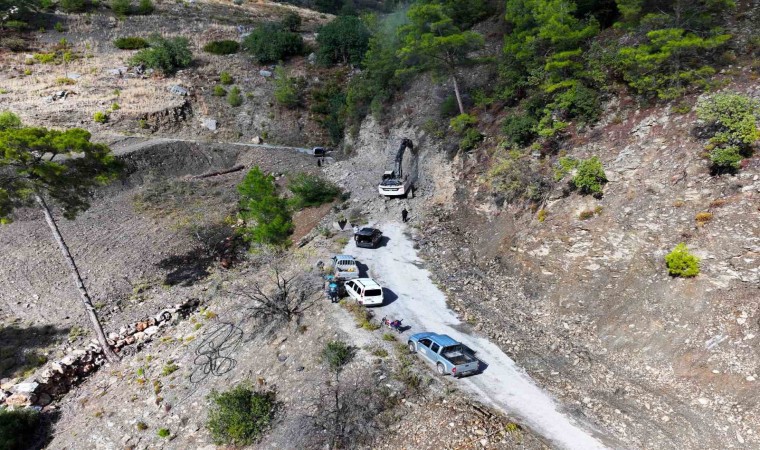 Alanyada heyelan sonrası kapanan yolda sona gelindi