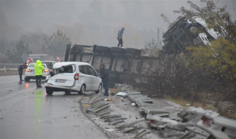 Amasyada polis otosuna kaza yerinde tır çarptı