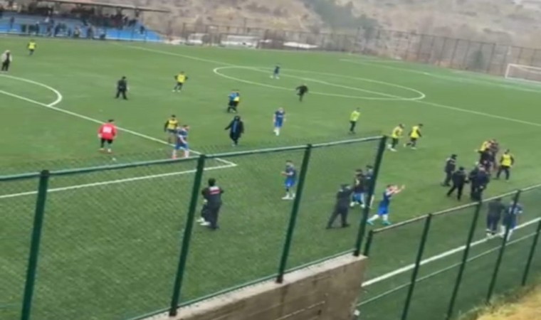 Amatör maçta saha karıştı, futbolcular taşlı saldırıda yaralandı