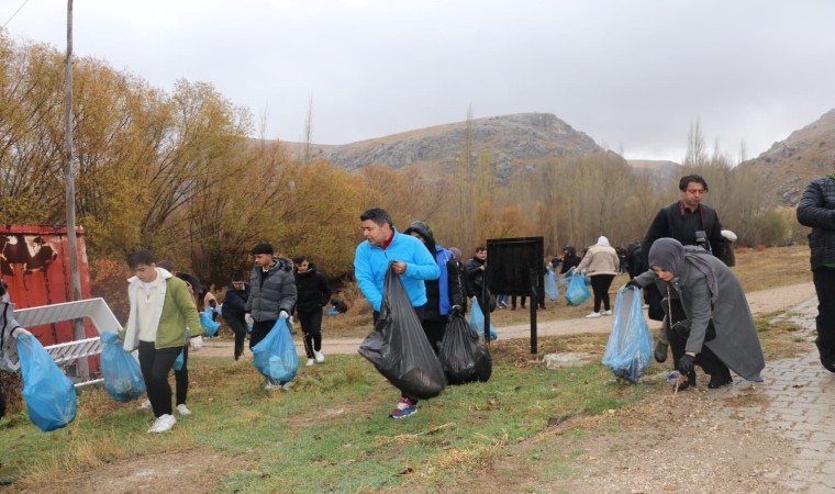 Anadolunun nazar boncuğunun çevresini yağmur altında temizlediler