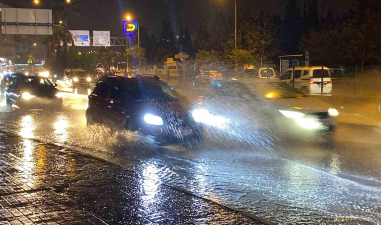 Antalyada aniden bastıran sağanağa vatandaşlar hazırlıksız yakalandı