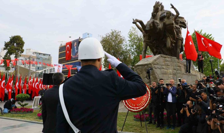 Antalyada Atatürk için karada ve denizde saygı duruşu