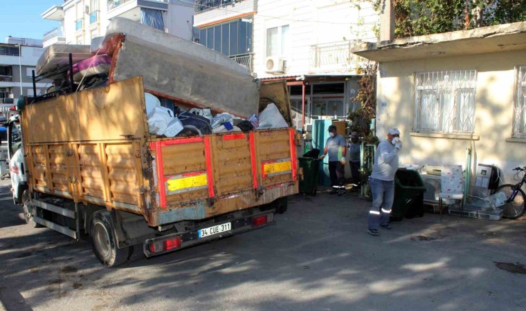 Antalyada bir evden 3 kamyon dolusu çöp çıktı