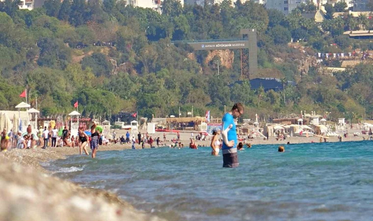 Antalyada deniz suyu sıcaklığı, hava sıcaklığını yakaladı