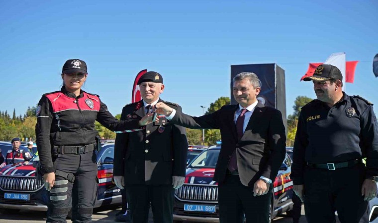 Antalyada emniyet ve jandarma 225 yeni araçla gücüne güç kattı