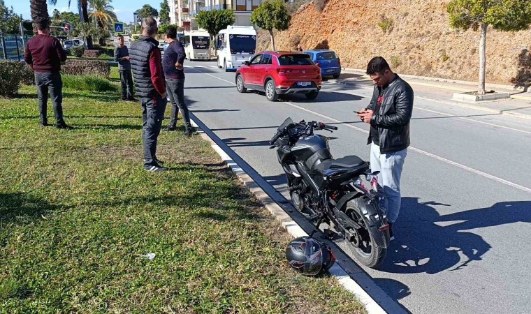 Antalyada motosiklet minibüsle çarpıştı: 2 yaralı