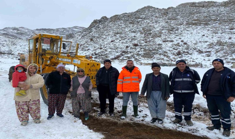 Antalyada yaylada kardan mahsur kalan vatandaşlar büyükşehir ekipleri tarafından kurtarıldı