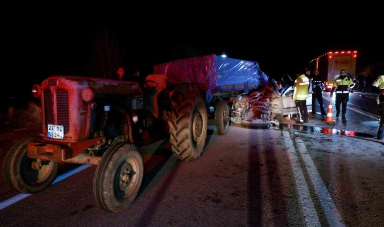 Araçta sıkışan sürücü hayatını kaybetti, eşini kurtarmak için ise ekipler zamanla yarıştı