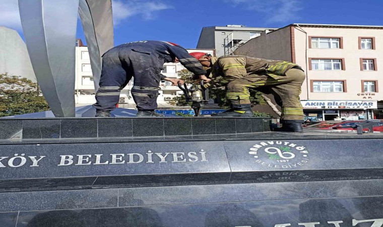 Arnavutköyde bir çocuk düşürdüğü parasını almak için girdiği anıtta mahsur kaldı