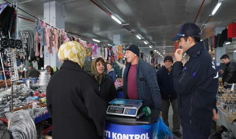 Arnavutköyde zabıta ekiplerinden pazar alanlarında denetmi