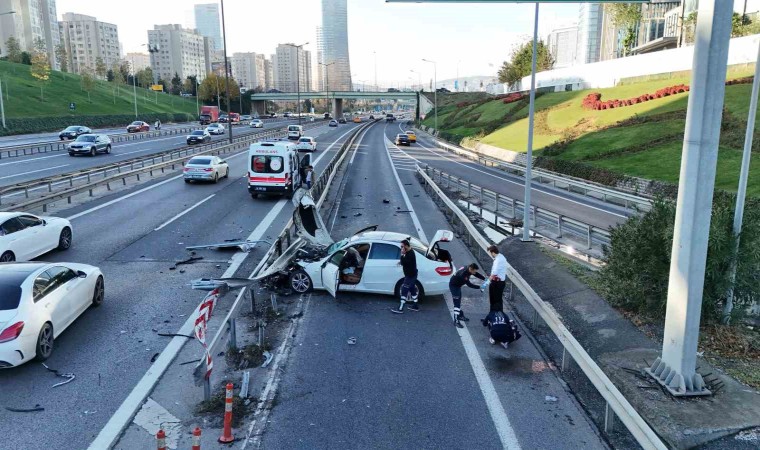 Ataşehirde kontrolden çıkan otomobil refüje çarptı: 1 yaralı