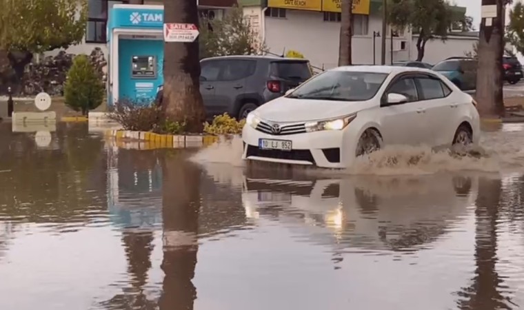 Ayvalıkta sağanak yağış