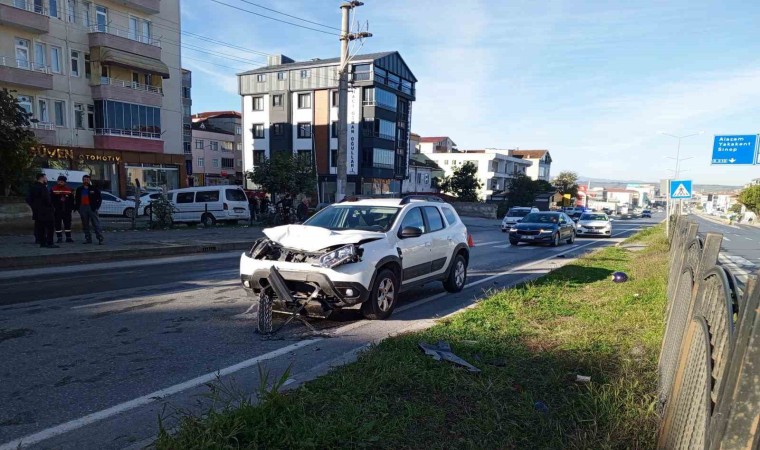 Bafrada yaya geçidinden geçmeye çalışan motosiklete otomobil çarptı: 2 ağır yaralı