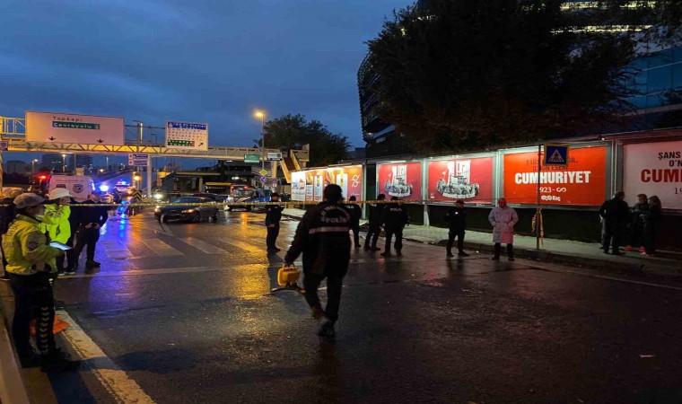 Bakırköyde trafik kazasına müdahale eden polis ekiplerinin arasına İETT otobüsü daldı, 1 polis şehit oldu